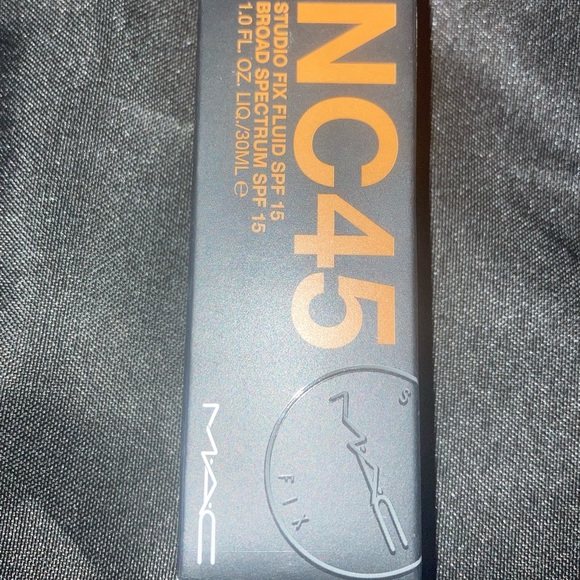 x1 MAC NC45 STUDIO FIX FLUID FOUNDATION BRAND NEW BOXED - Picture 3 of 5